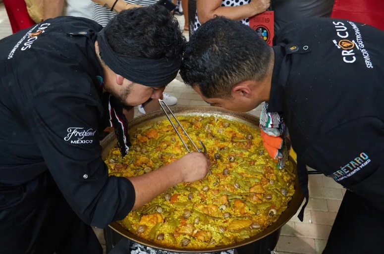 Cocinan mexicanos la mejor paella del mundo