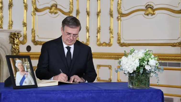 Ebrard firma en Londres libro de condolencias por la reina Isabel II