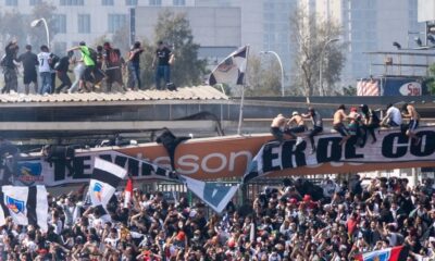 Estructura de tribuna colapsó con cientos de aficionados arriba