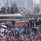 Estructura de tribuna colapsó con cientos de aficionados arriba