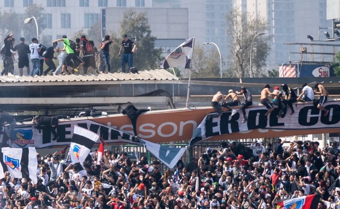 Estructura de tribuna colapsó con cientos de aficionados arriba