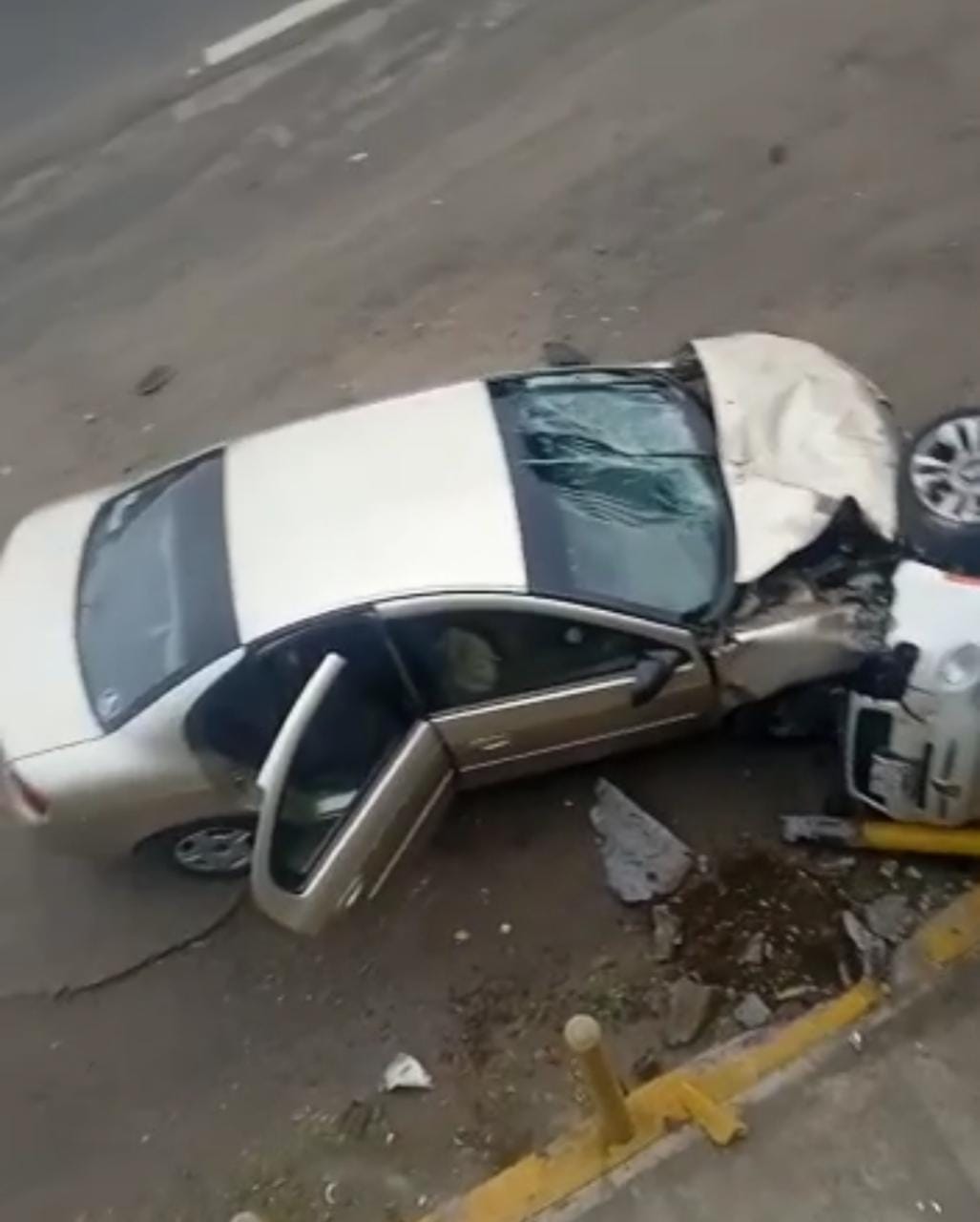 Choque y volcadura deja dos lesionados en la salida a Pátzcuaro