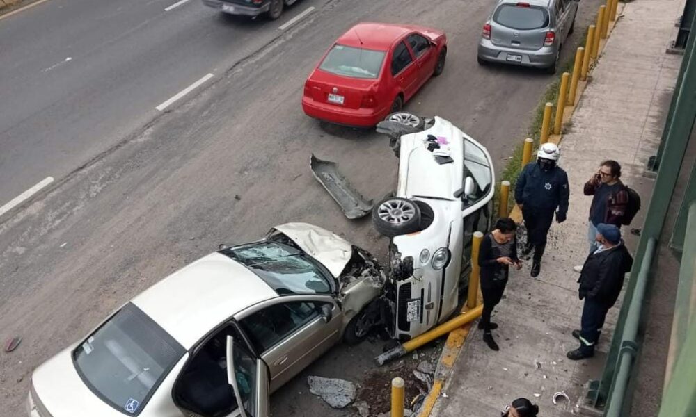 Choque y volcadura deja dos lesionados en la salida a Pátzcuaro