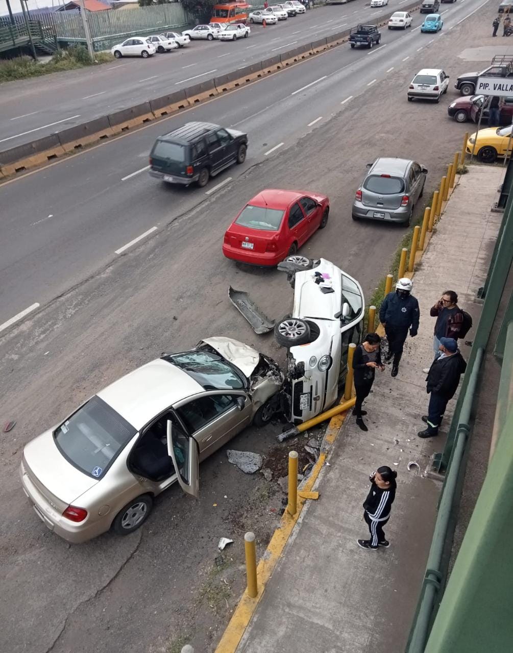 Choque y volcadura deja dos lesionados en la salida a Pátzcuaro