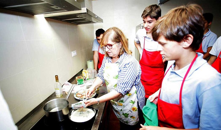 Colegio niños planchar cocinar
