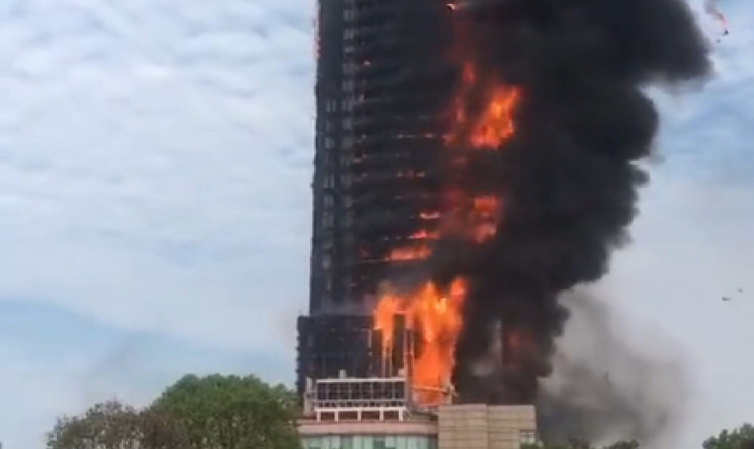 Consume incendio un rascacielos de 42 pisos