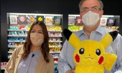 Critican a Marcelo Ebrard por visitar un Pokémon Center en Japón