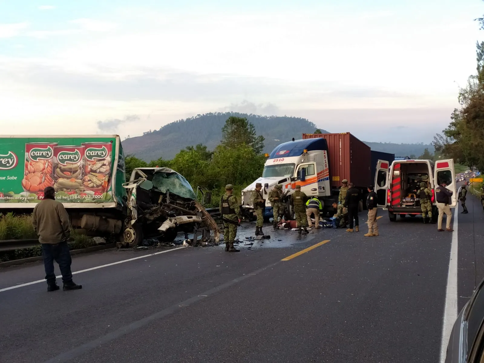 Encontronazo entre dos camiones en la autopista Siglo XXI, hay un fallecido