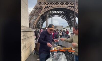 Hombre elotes Torre Eiffel