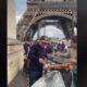 Hombre elotes Torre Eiffel