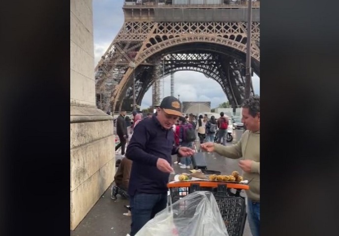 Hombre elotes Torre Eiffel