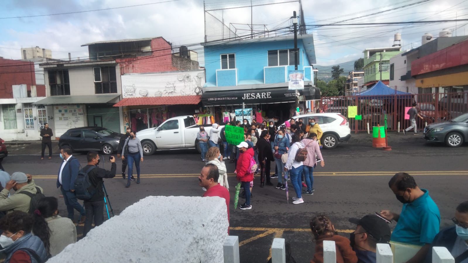 Maestros de Zinapécuaro y Álvaro Obregón denuncian falta de docentes