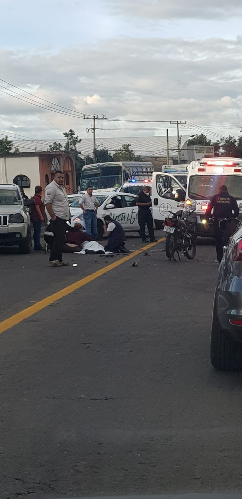 Motociclista muere al chocar contra vehículo esta mañana en Uruapan