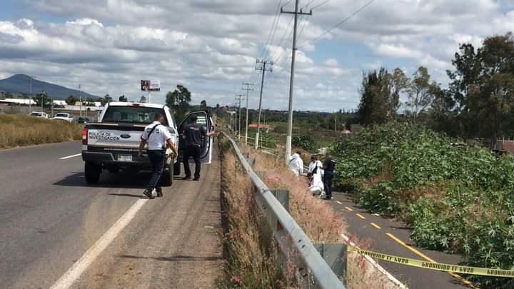 Muere hombre que se volcó en carretera a Pátzcuaro; su acompañante resultó herido