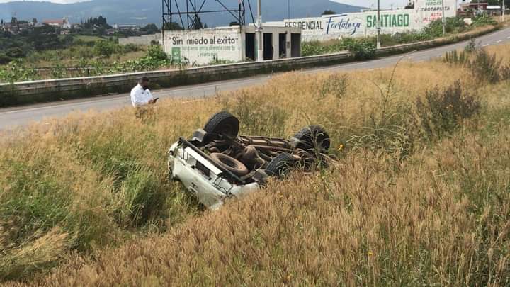 Muere hombre que se volcó en carretera a Pátzcuaro; su acompañante resultó herido