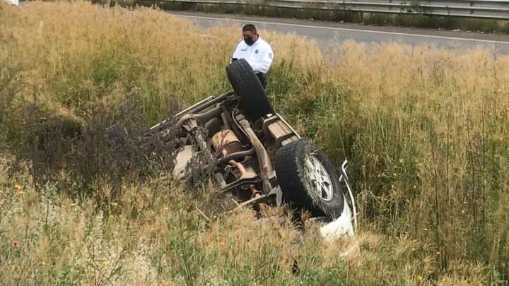 Muere hombre que se volcó en carretera a Pátzcuaro; su acompañante resultó herido