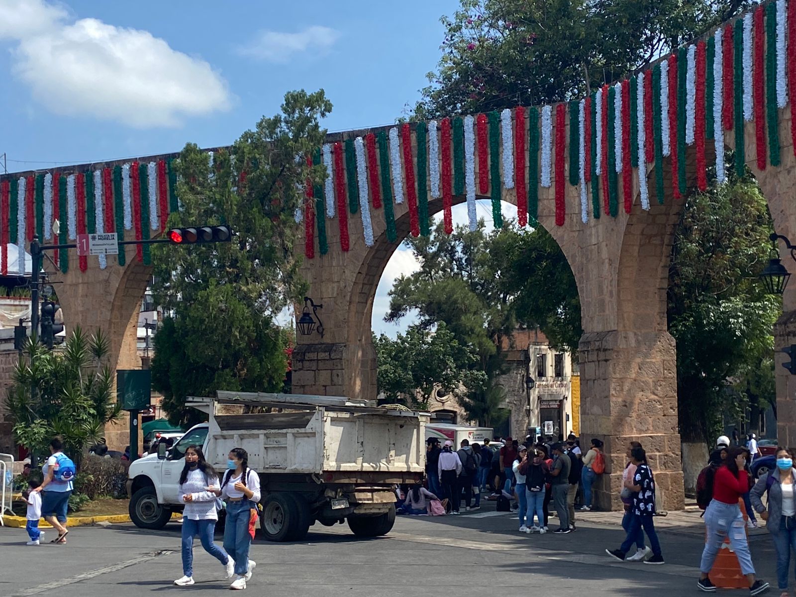 Normalistas bloquean Madero y Acueducto; exigen aumento de becas