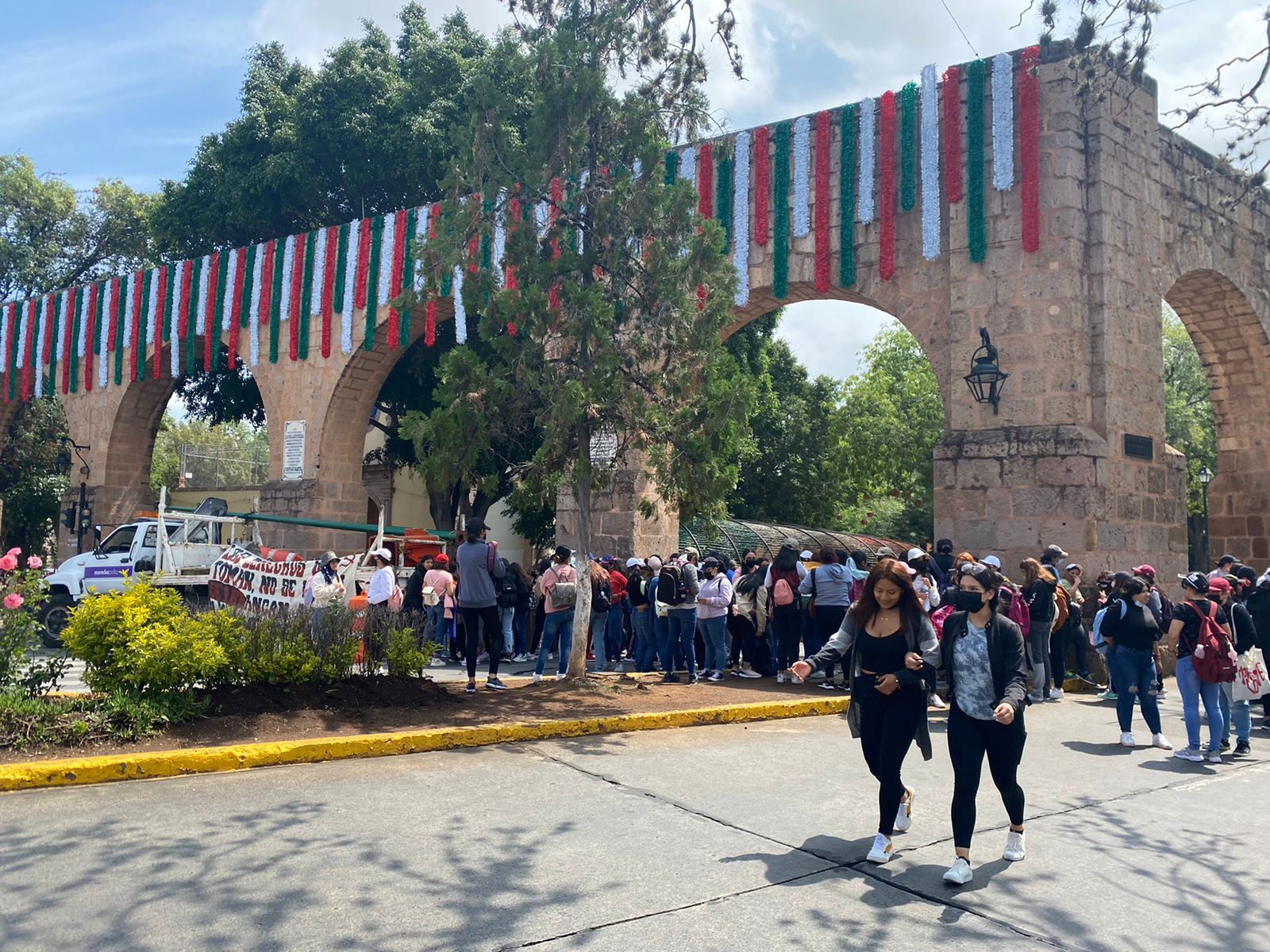 Normalistas bloquean Madero y Acueducto; exigen aumento de becas