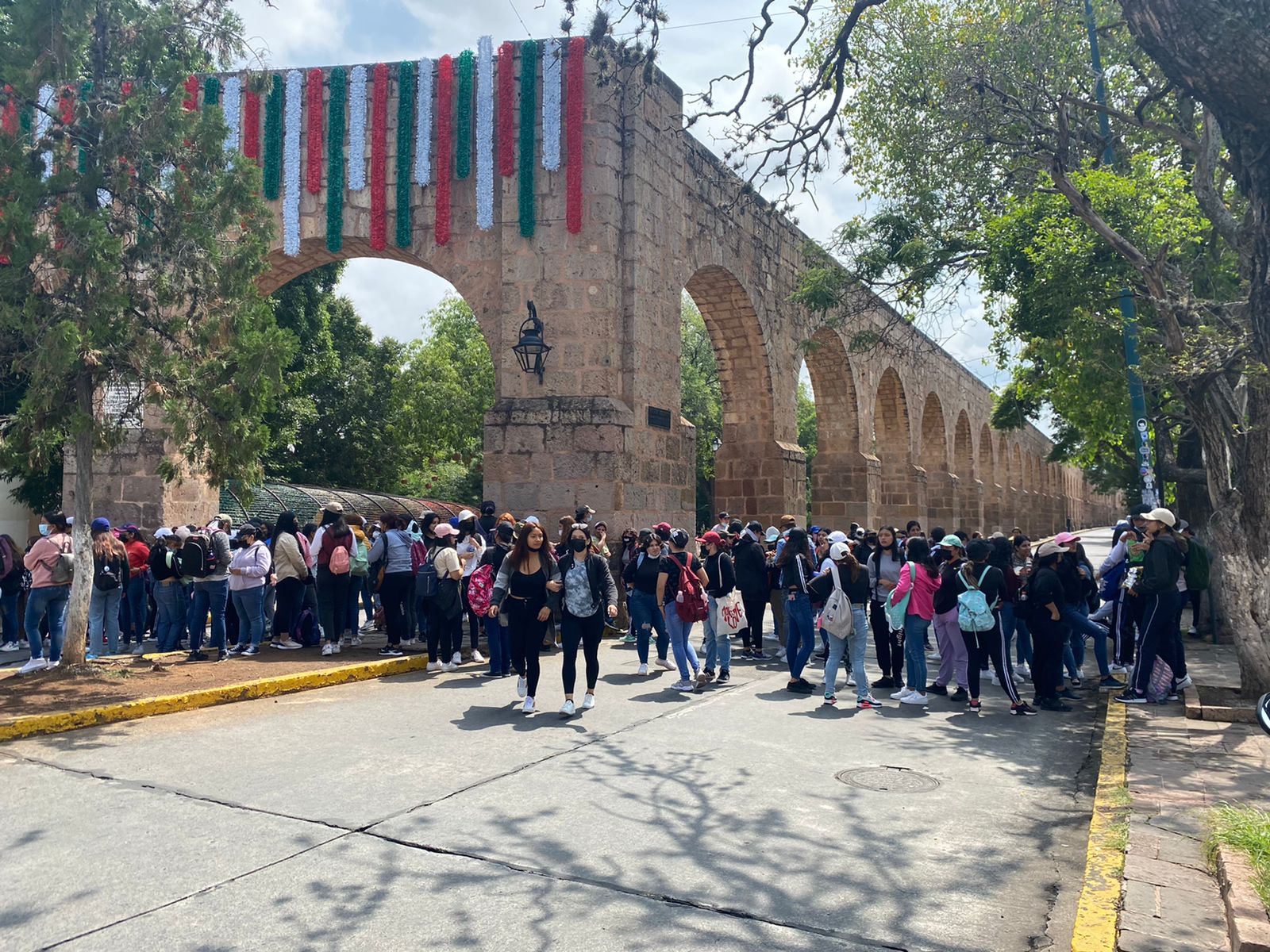 Normalistas bloquean Madero y Acueducto; exigen aumento de becas