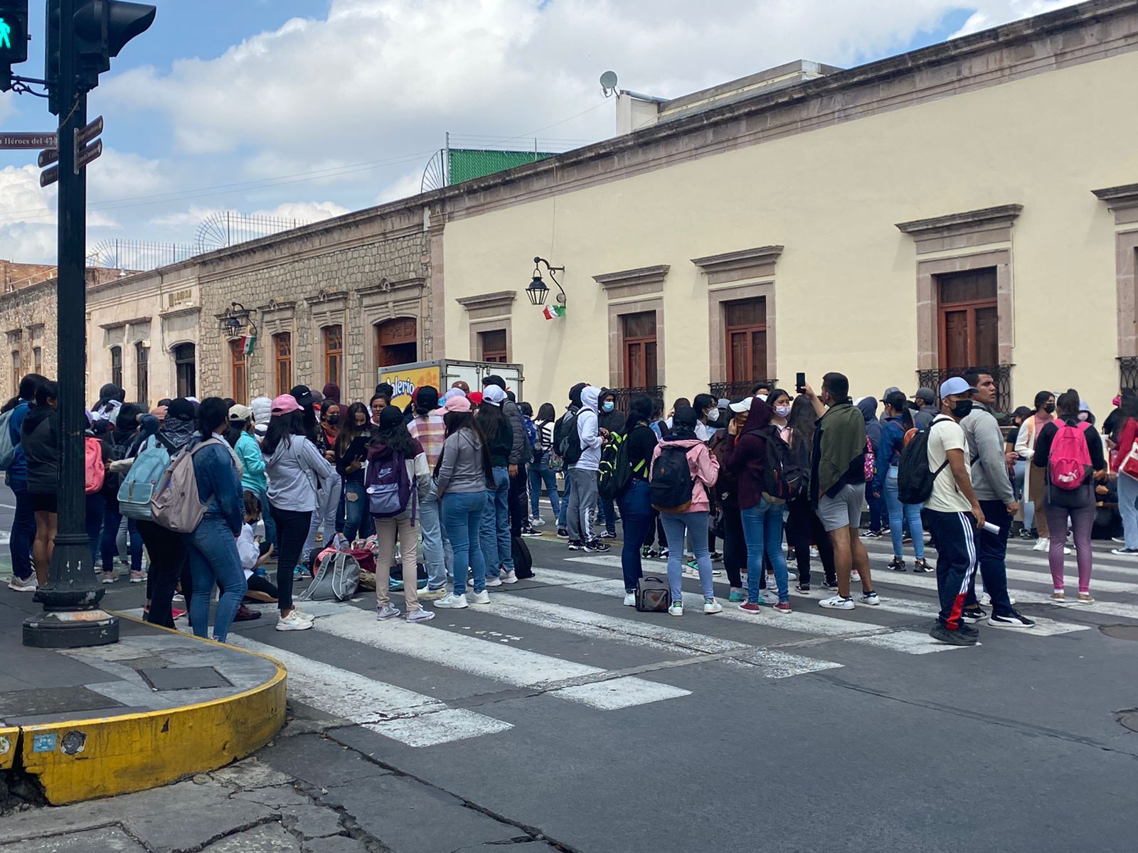 Normalistas bloquean Madero y Acueducto; exigen aumento de becas