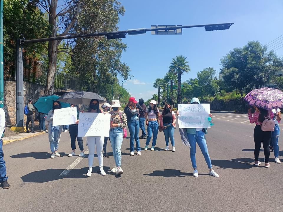 Normalistas bloquean vialidades en Morelia; exigen plazas automáticas