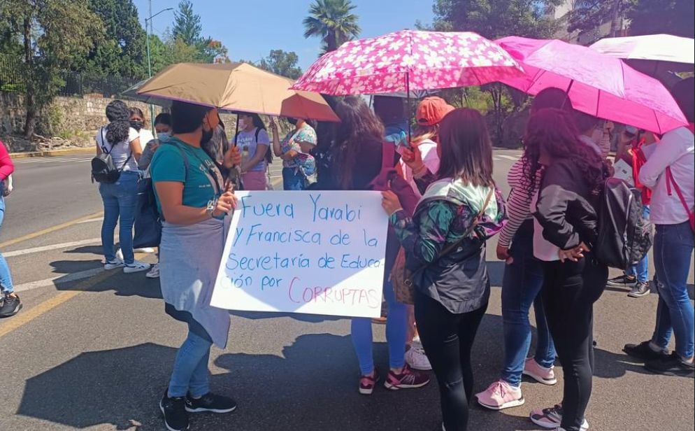 Normalistas bloquean vialidades en Morelia; exigen plazas automáticas