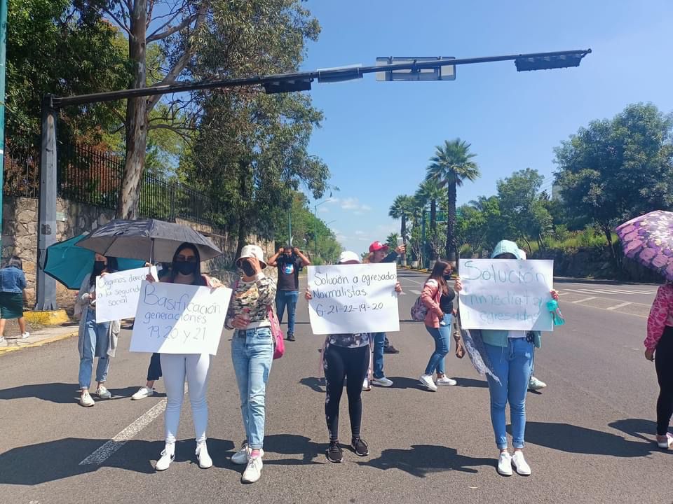 Normalistas bloquean vialidades en Morelia; exigen plazas automáticas