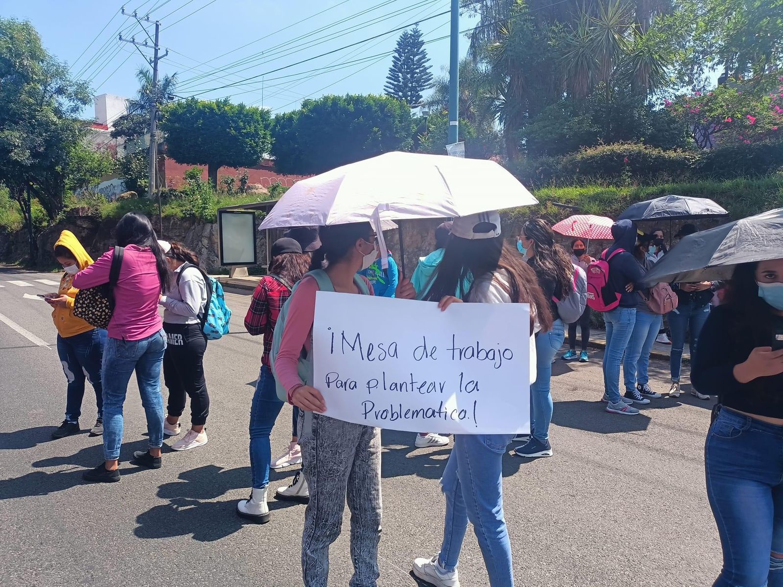 Normalistas bloquean vialidades en Morelia; exigen plazas automáticas