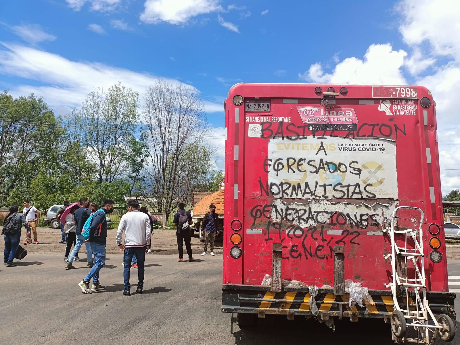 Normalistas bloquean vialidades en Morelia y Uruapan; exigen plazas base