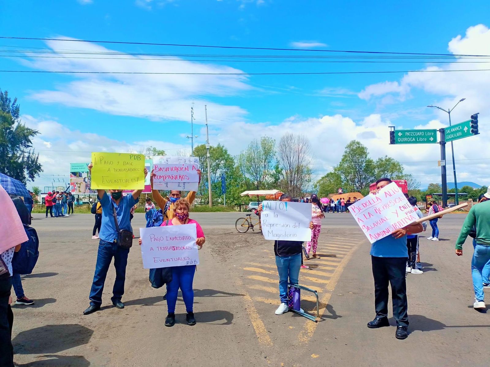 Normalistas bloquean vialidades en Morelia y Uruapan; exigen plazas base