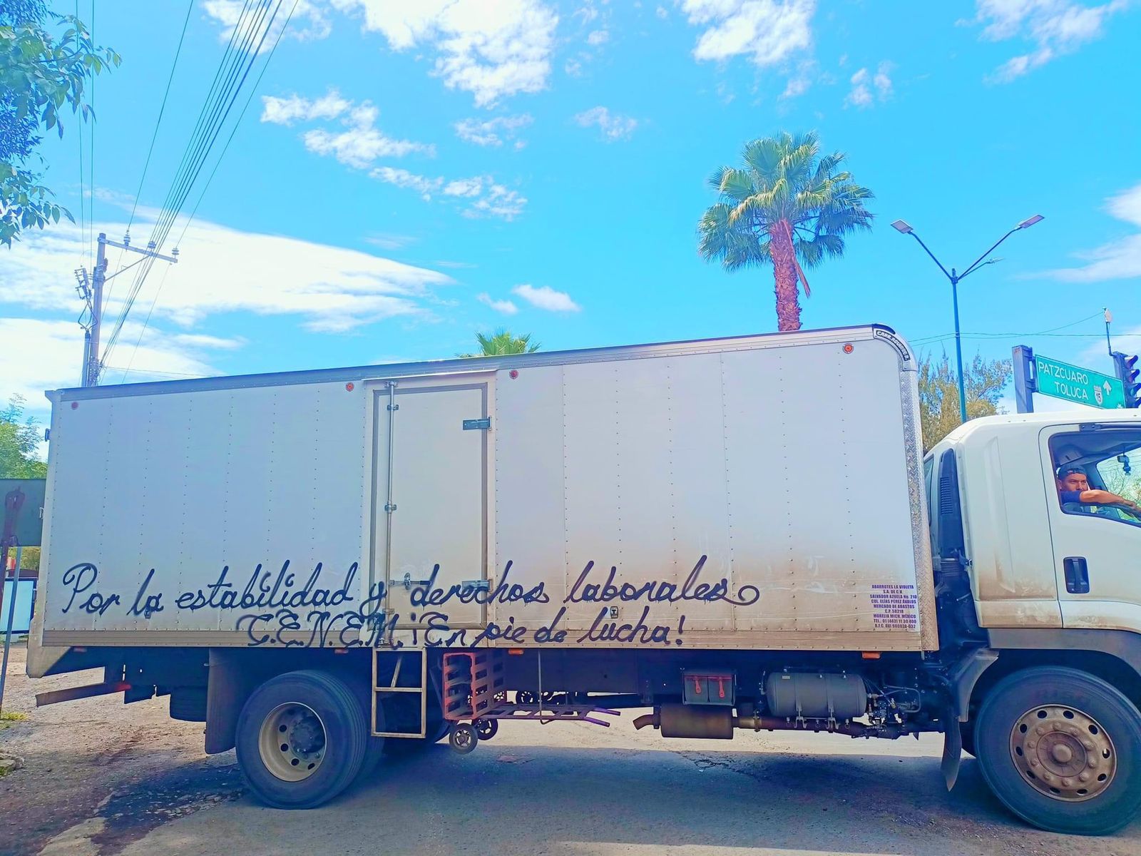 Normalistas bloquean vialidades en Morelia y Uruapan; exigen plazas base