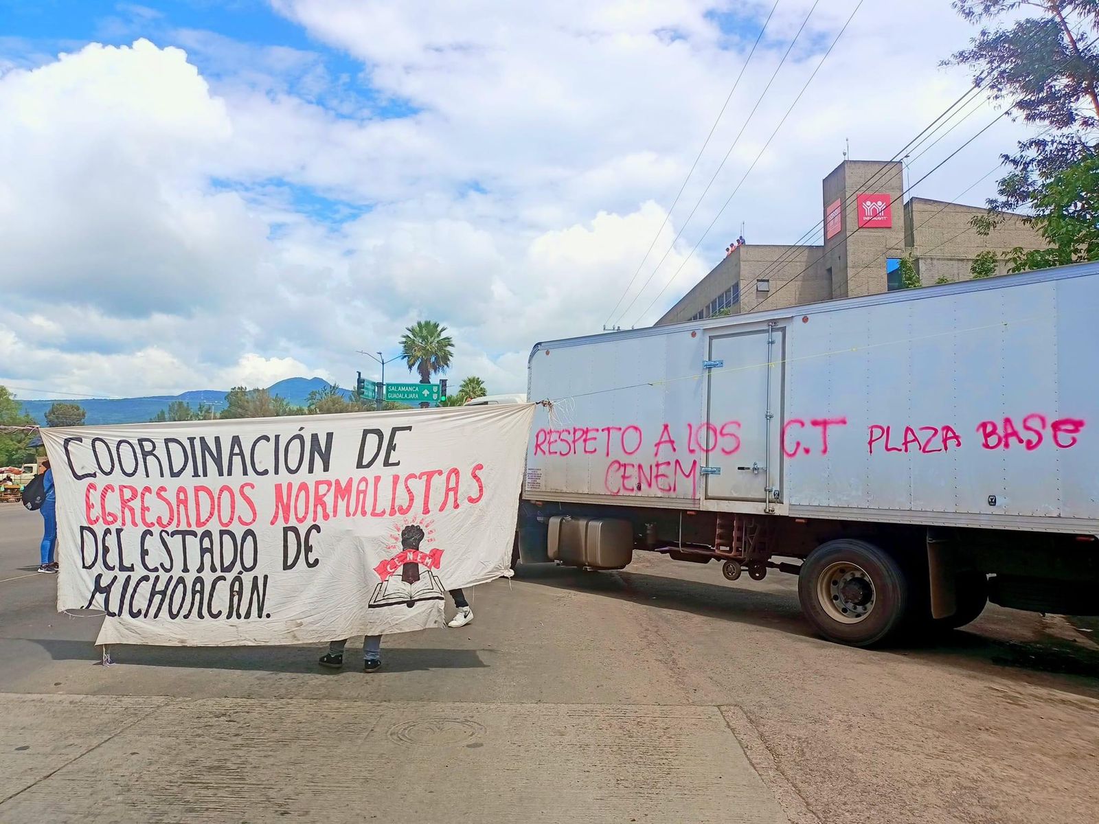 Normalistas bloquean vialidades en Morelia y Uruapan; exigen plazas base 