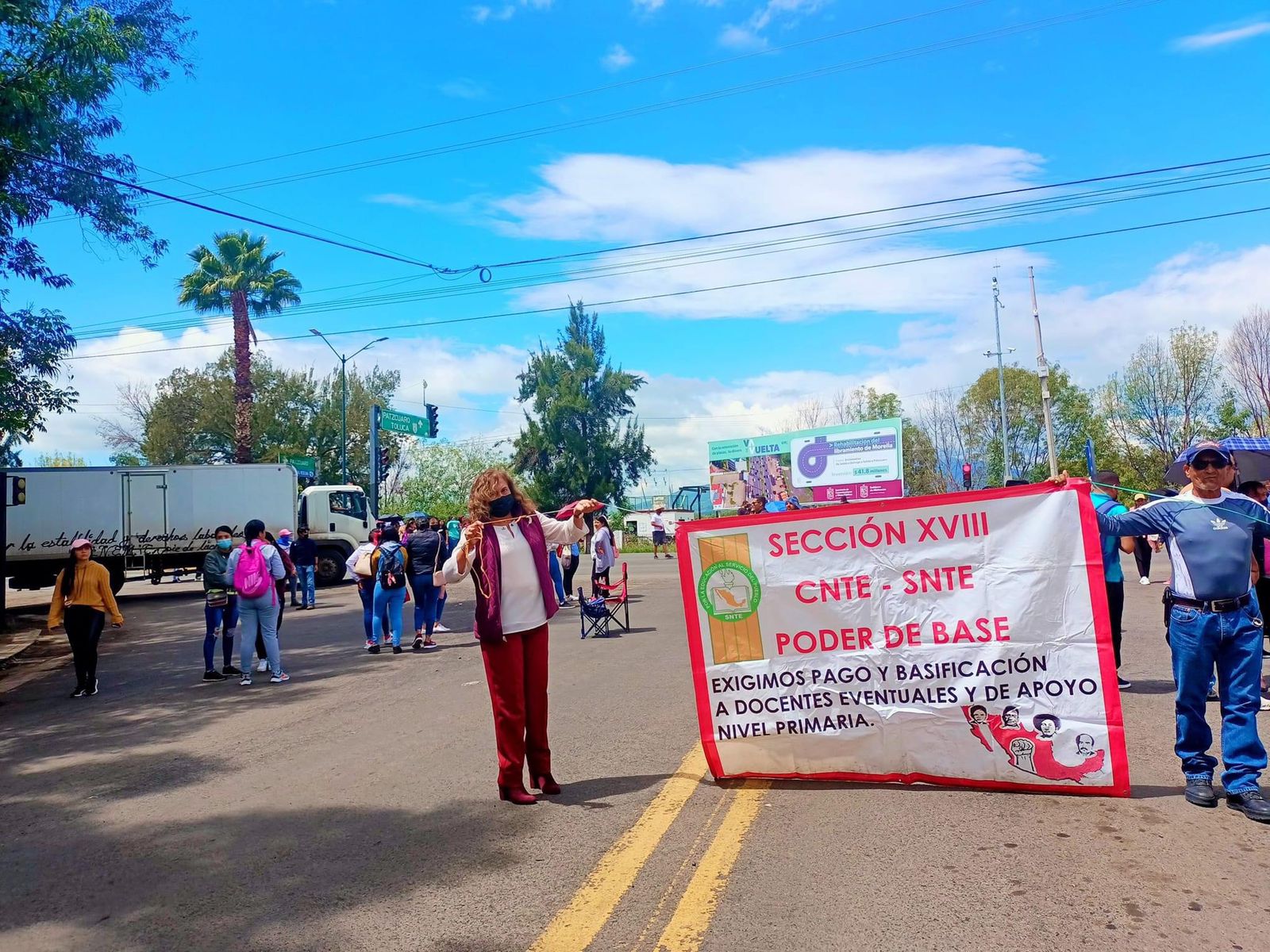 Normalistas bloquean vialidades en Morelia y Uruapan; exigen plazas base 