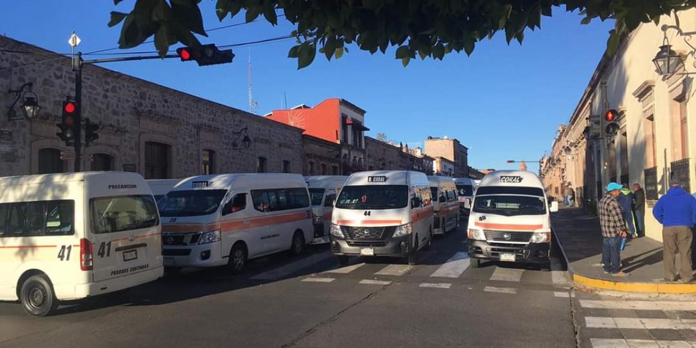 Reprueban retención de transportes escolares por transportistas en Morelia