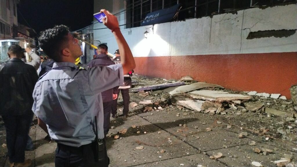 Revisan posibles afectaciones tras temblor de esta madrugada