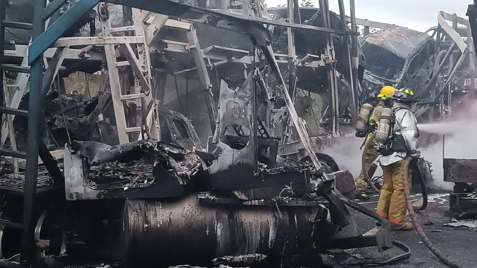 Sujeto muere calcinado al chocar contra tráiler, en al autopista Siglo XXI