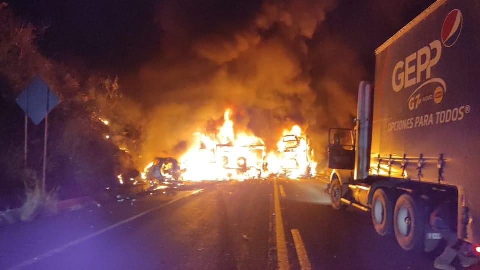 Sujeto muere calcinado al chocar contra tráiler, en al autopista Siglo XXI2