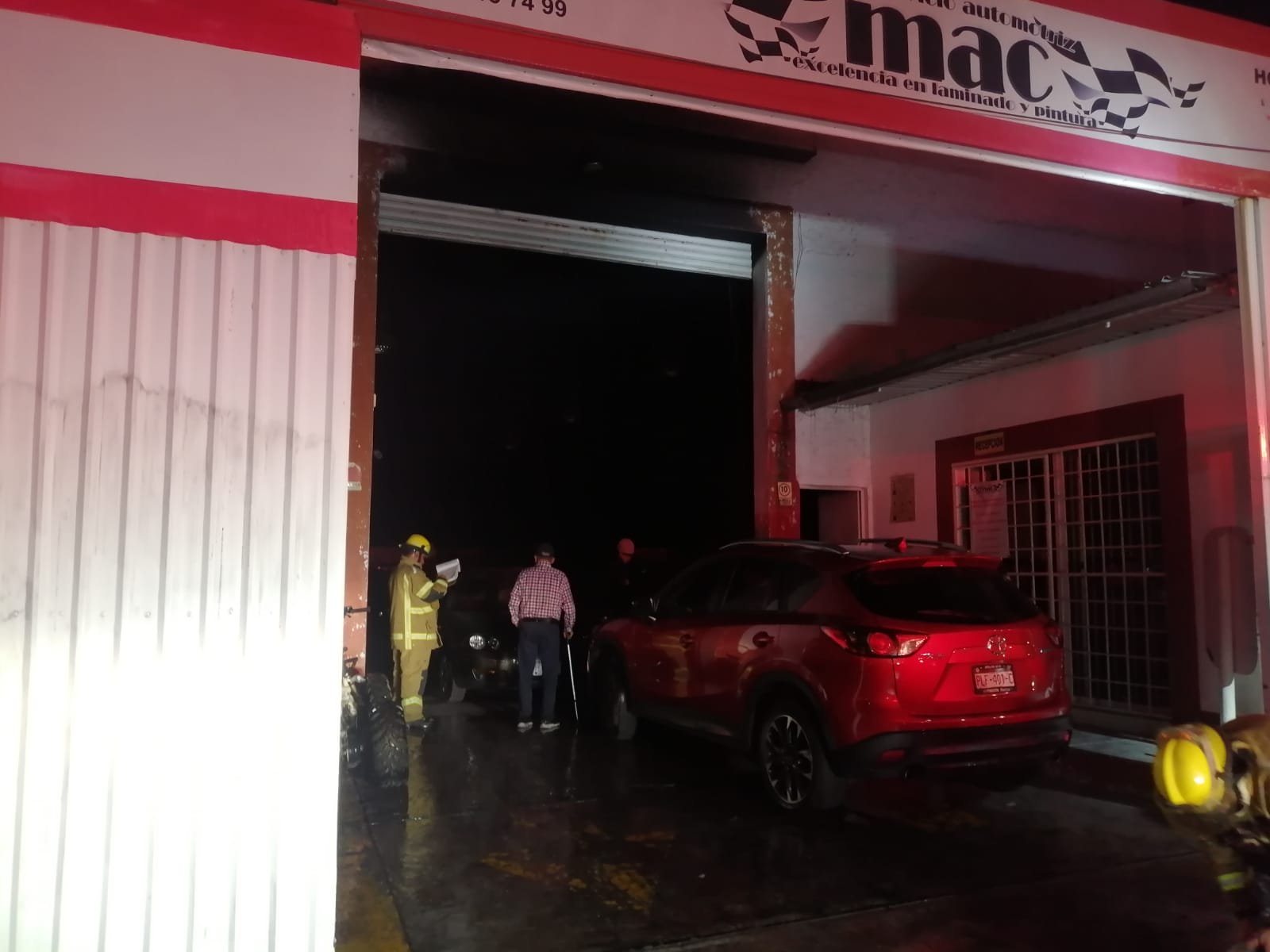 Taller automotriz es consumido por el fuego en la colonia Nueva Valladolid