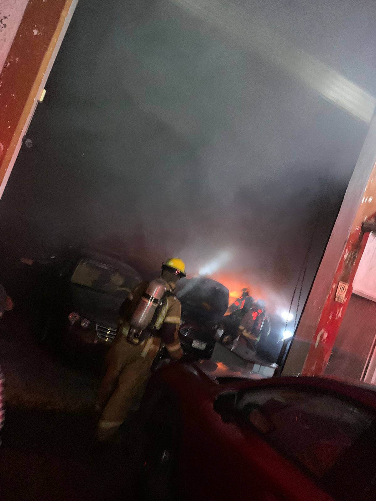 Taller automotriz es consumido por el fuego en la colonia Nueva Valladolid