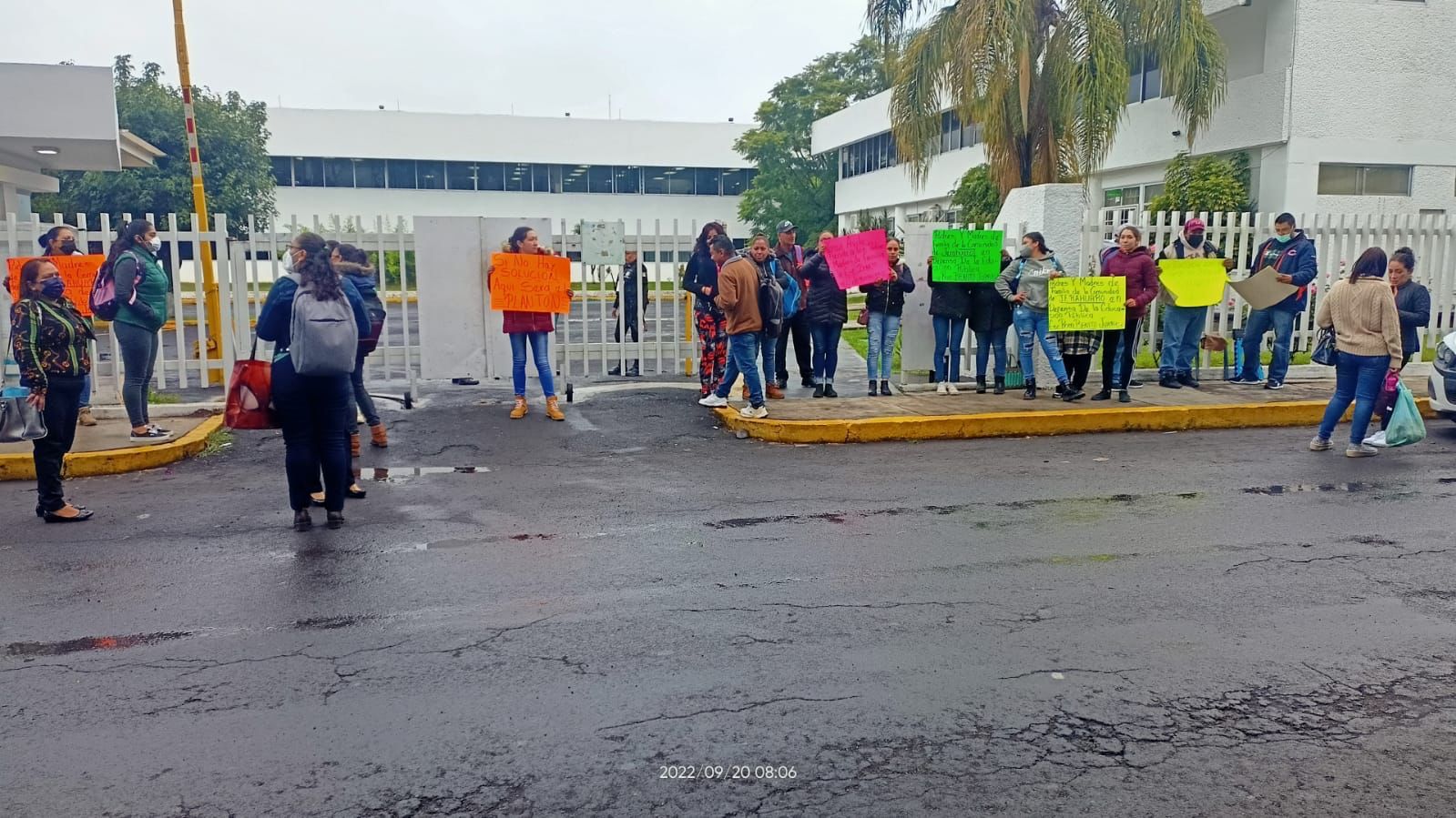 Trabajadores y padres de familia paralizan oficinas de la SEE5