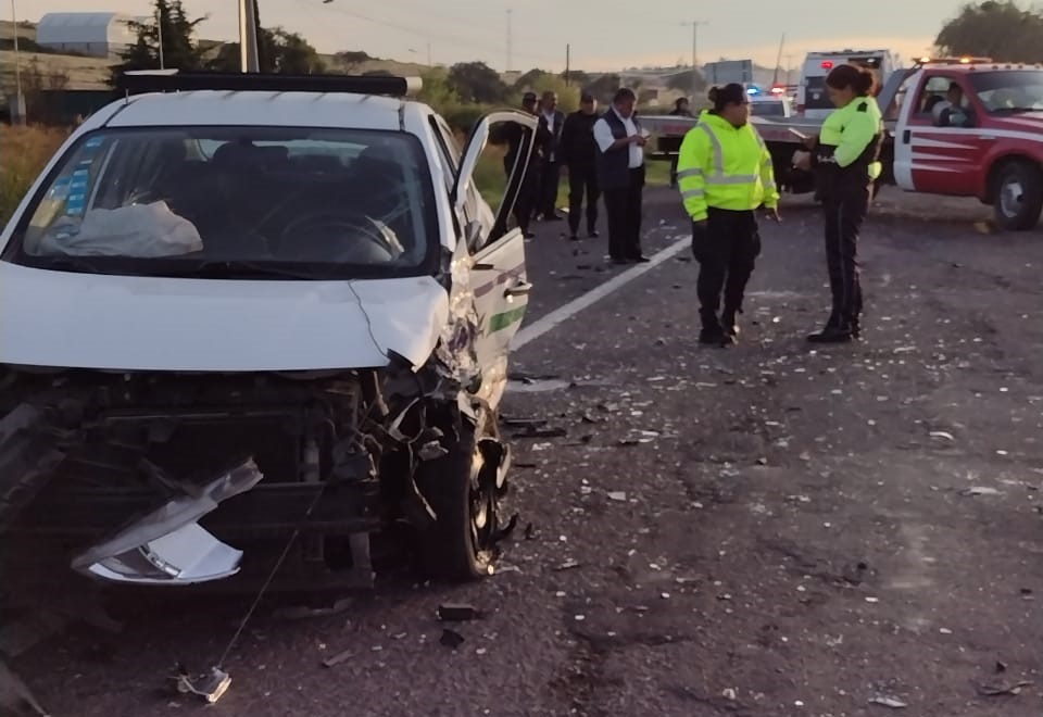 Chocan dos taxis del aeropuerto, hay cinco lesionados