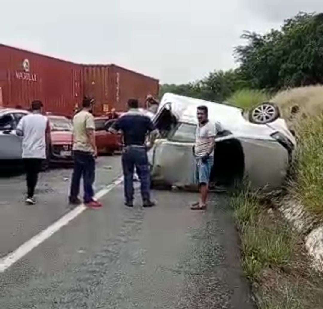 Tráiler embiste varios vehículos en la autopista Siglo XXI