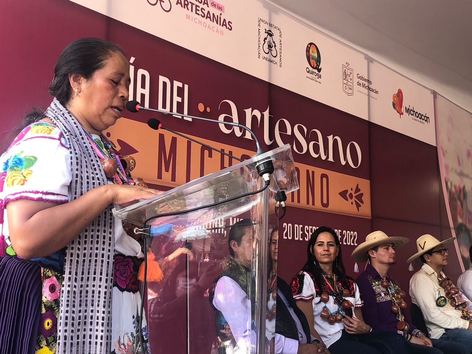 Artesanos michoacanos piden gestiones en servicios de salud