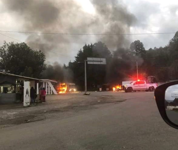 Supuestos normalistas queman vehículos en San Juan Tumbio