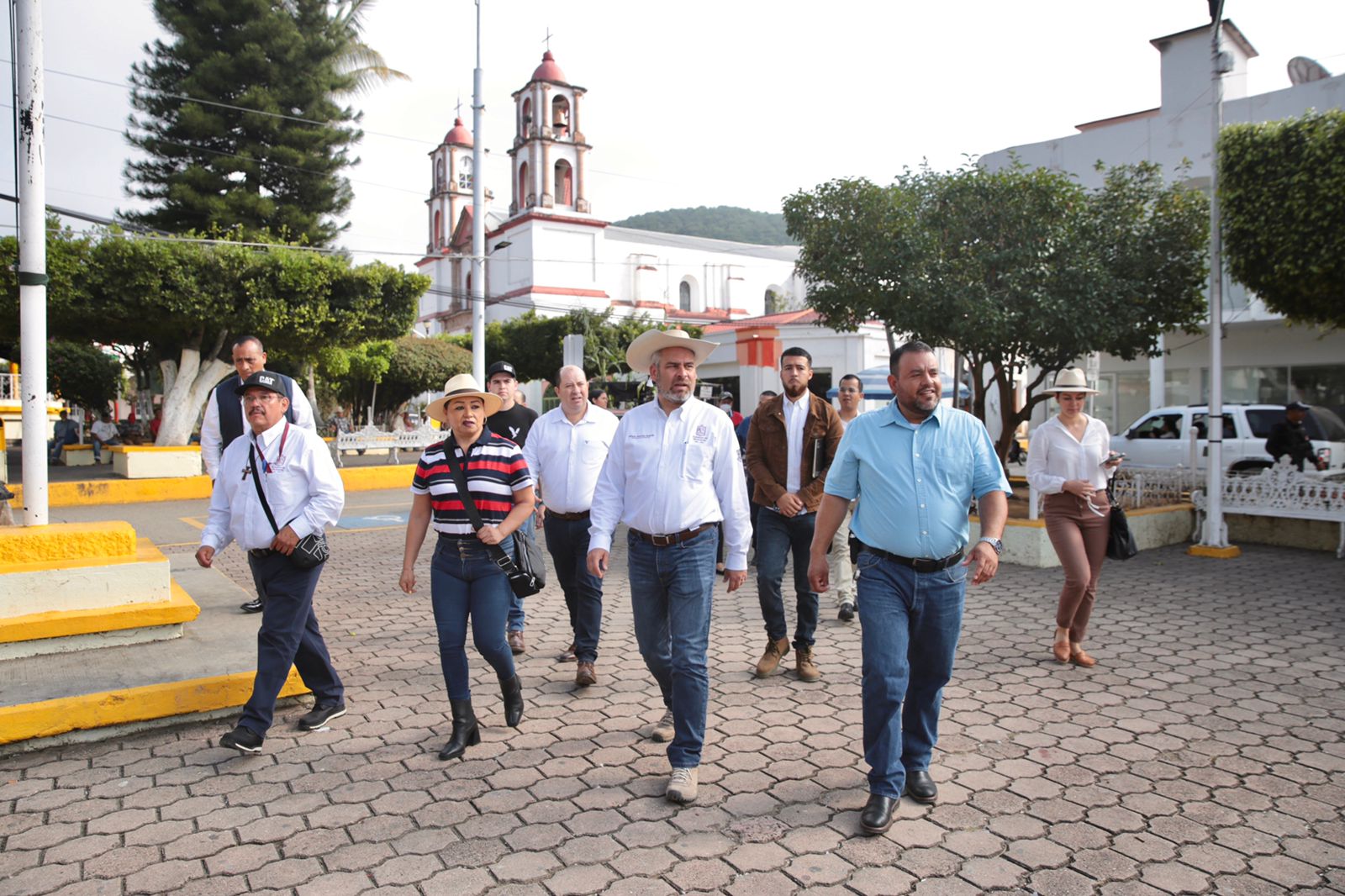 Continúa Bedolla con evaluación de daños en Coalcomán por sismos en Michoacán