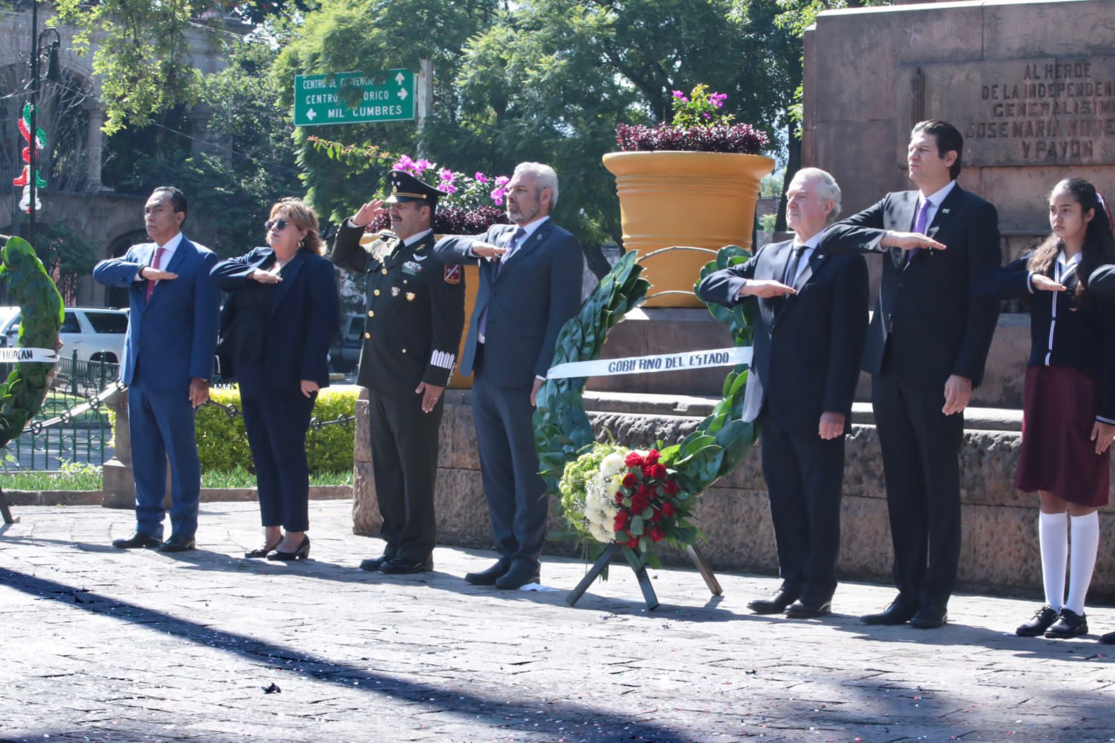 Deposita Gobernador ofrenda en monumento de Don José María Morelos y Pavón