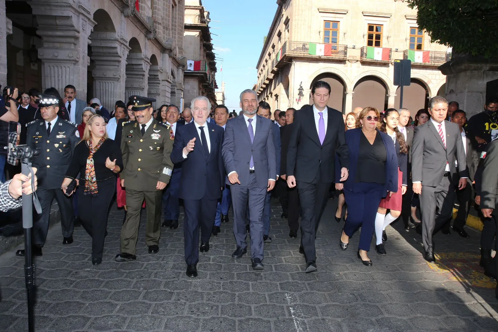 Participa Bedolla en recorrido en Bando Solemne por aniversario de José María Morelos y Pavón