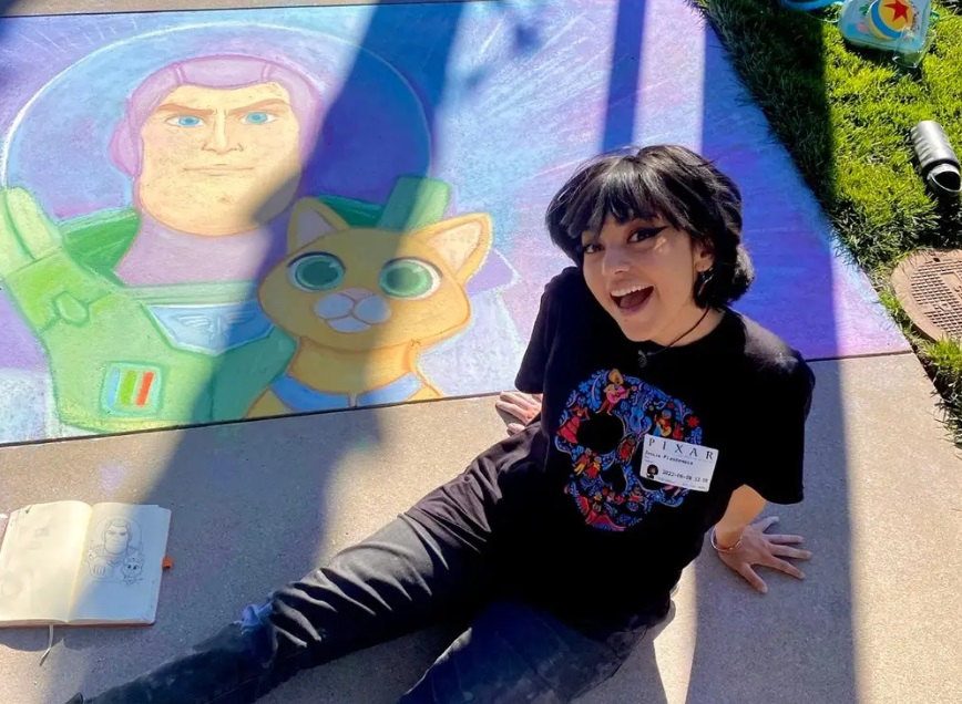 Joven dibuja afuera de Pixar para conseguir trabajo