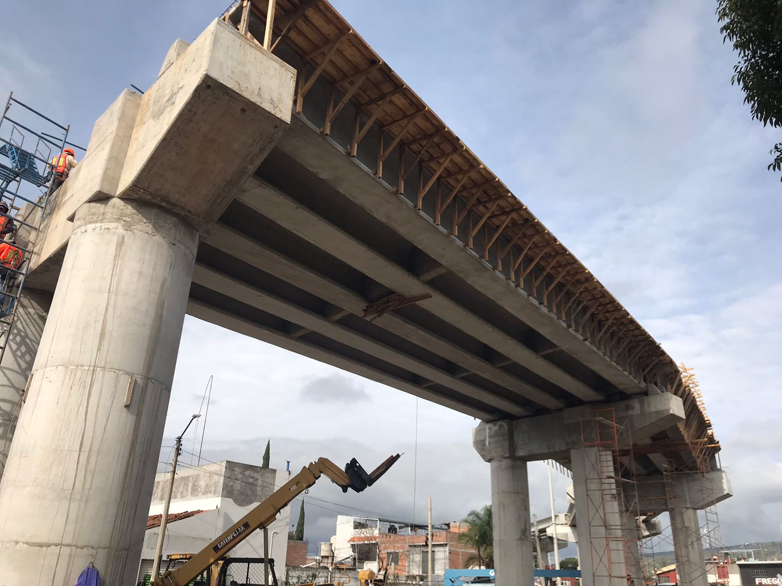 Alfonso va de transito; pagará apuesta por retraso en Puente de Siervo