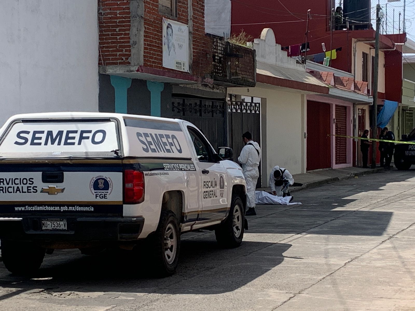 Atacan a balazos a dos motociclistas en Uruapan, uno murió